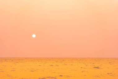 Günbatımında ya da gün doğumunda tatil ve tatil için deniz sahillerinin güzel tropikal doğası.