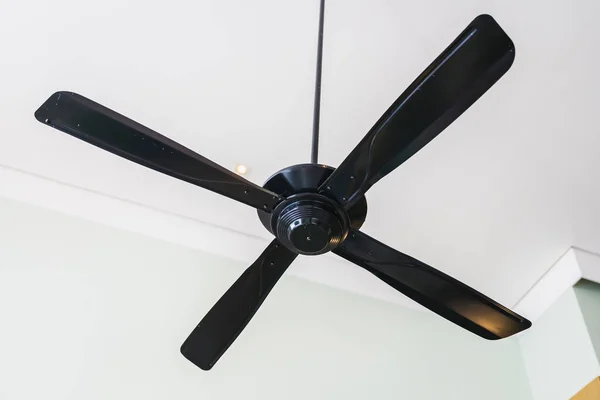 部屋の電気天井ファン装飾インテリア — ストック写真