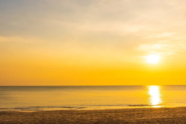 Gyönyörű Trópusi Természet Strand Tenger Óceán Naplementekor Vagy Napkeltekor Ideje — Stock Fotó