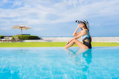 Güzel Asyalı genç kadınların portresi. Mutlu bir gülümseme. Yüzme havuzunda rahatla.