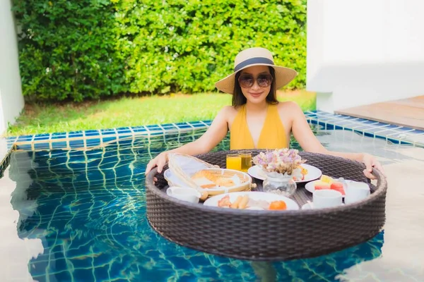 아름다운 아시아 리조트 수영장에서 떠다니는 식사로 긴장을 — 스톡 사진