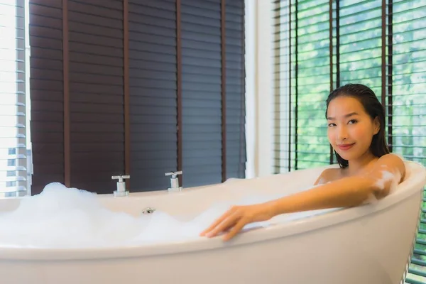 肖像画美しい若いアジアの女性幸せな笑顔リラックスバスルームの内湯でお風呂に入る — ストック写真