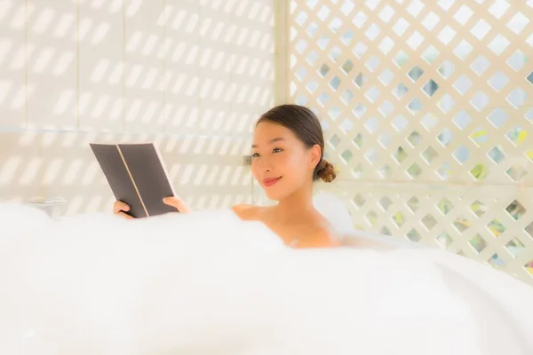 Retrato Joven Asiática Mujer Leer Libro Bañera Para Spa Concepto — Foto de Stock