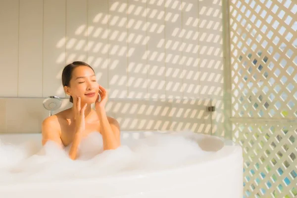 Ritratto Giovane Donna Asiatica Relax Fare Bagno Nella Vasca Bagno — Foto Stock