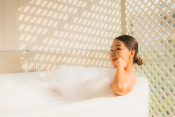 Retrato Jovem Mulher Asiática Relaxar Tomar Banho Banheira Para Conceito — Fotografia de Stock