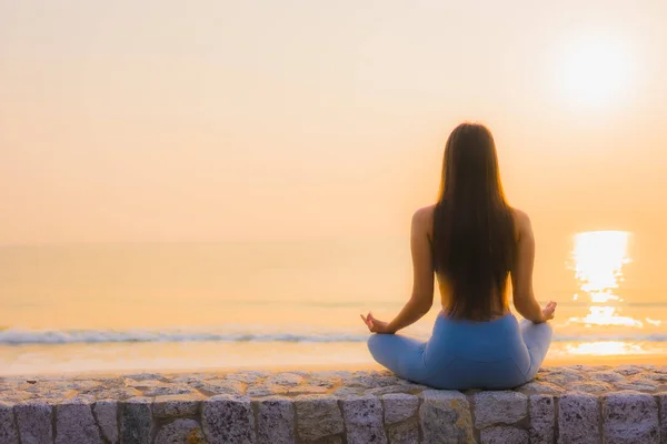 Retrato Joven Asiático Mujer Hacer Meditación Alrededor Mar Playa Océano — Foto de Stock