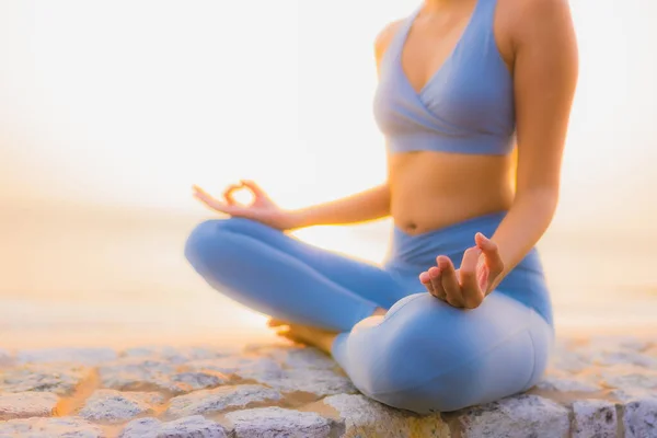 Portret Jonge Aziatische Vrouw Doen Meditatie Rond Zee Strand Oceaan — Stockfoto