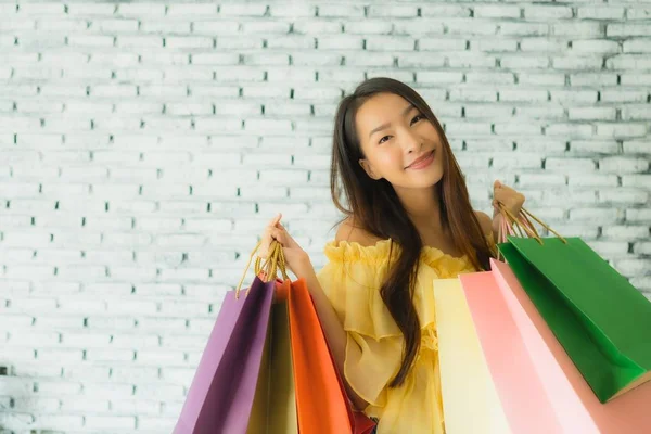 Porträtt Ung Asiatisk Kvinna Som Håller Färgglada Shoppingväska Med Glada — Stockfoto