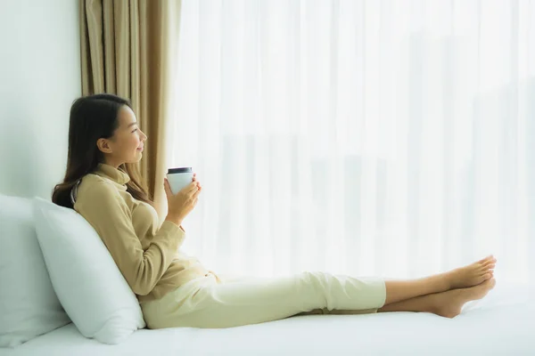 Junge Asiatische Frau Mit Kaffeetasse Auf Bett Schlafzimmer — Stockfoto