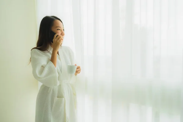 Porträt Schöne Junge Asiatische Frauen Mit Kaffeetasse Und Handy Auf — Stockfoto