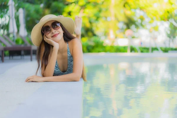 Güzel Genç Asyalı Kadınlar Mutlu Bir Gülümseme Otelde Havuz Kenarında — Stok fotoğraf