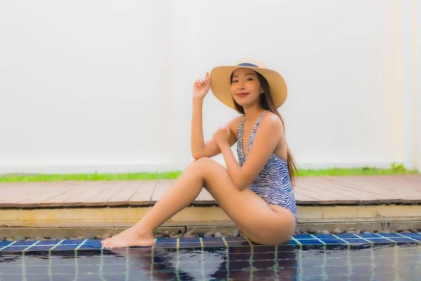 Retrato Jovem Asiático Mulher Feliz Sorriso Relaxar Redor Piscina Livre — Fotografia de Stock