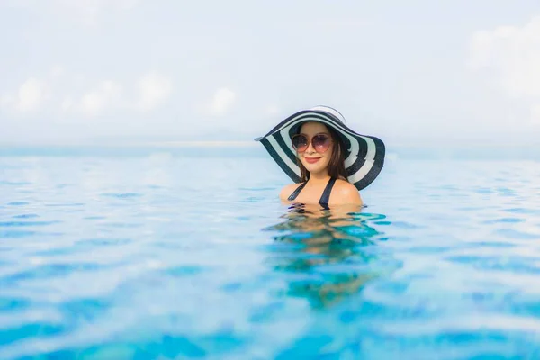 아름다운 아시아 여성들은 미소를 여행을 리조트 수영장에서 휴식을 취한다 — 스톡 사진