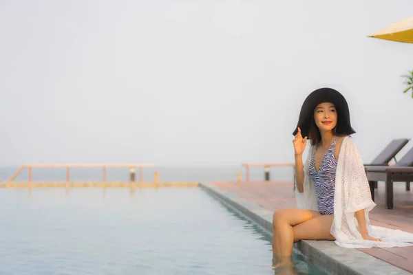 ポートレート若いアジアの女性幸せな笑顔旅行休暇のためのホテルリゾートで屋外スイミングプールの周りにリラックス — ストック写真