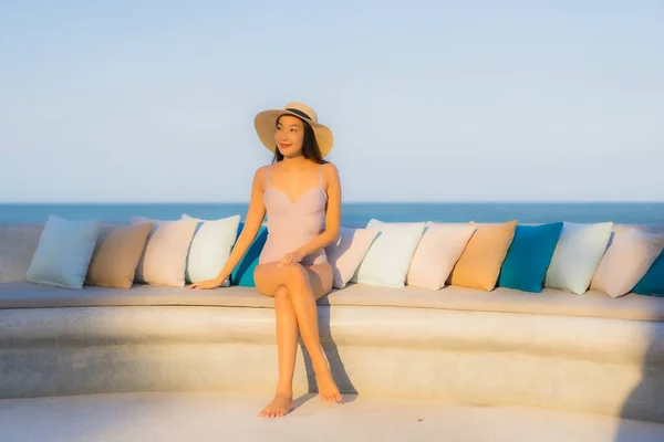 ポートレート美しい若いアジアの女性は海のビーチとレジャー旅行休暇のための青空の周りに幸せな笑顔 — ストック写真
