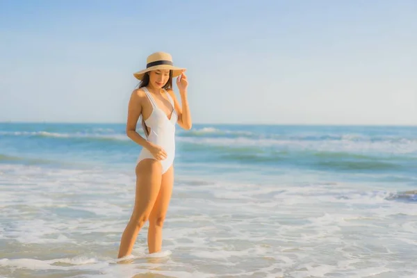 Retrato Bonito Jovem Asiático Mulher Feliz Sorriso Redor Mar Oceano — Fotografia de Stock