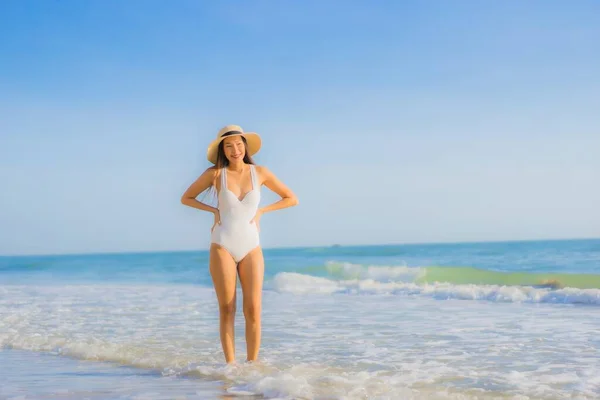 Porträtt Vacker Ung Asiatisk Kvinna Glad Leende Runt Havet Strand — Stockfoto