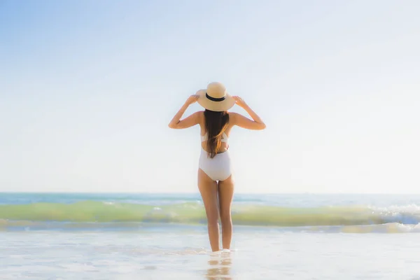 Portret Mooie Jonge Aziatische Vrouw Gelukkig Glimlach Rond Zee Oceaan — Stockfoto