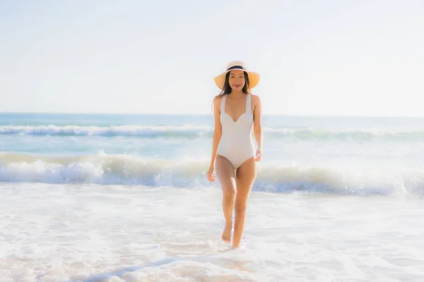 Портрет Красивая Молодая Азиатка Счастливая Улыбка Вокруг Морского Океана Пляж — стоковое фото