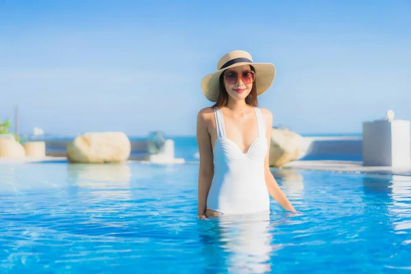 Retrato Bonito Jovem Asiático Mulher Feliz Sorriso Relaxar Redor Piscina — Fotografia de Stock