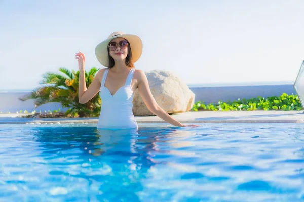 Retrato Hermosa Joven Asiática Mujer Feliz Sonrisa Relajarse Alrededor Piscina —  Fotos de Stock