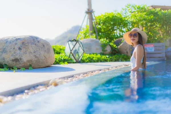 Portrait Belle Jeune Femme Asiatique Sourire Heureux Détendre Autour Piscine — Photo