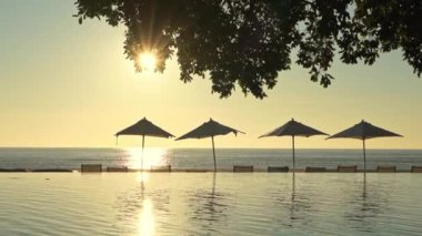 Güzel dalgalı denizin sakin görüntüleri.