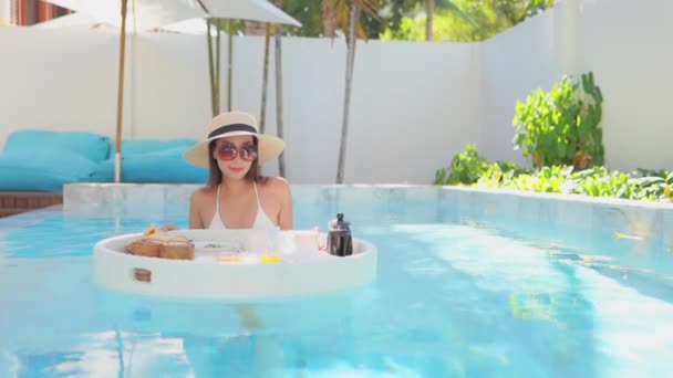 Imagens Bela Mulher Asiática Relaxante Piscina Hotel — Vídeo de Stock