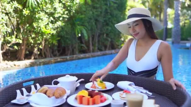 Images Belle Femme Asiatique Détendre Dans Piscine Hôtel — Video