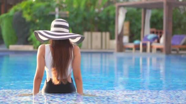 Imagens Bela Mulher Asiática Relaxante Piscina Hotel — Vídeo de Stock