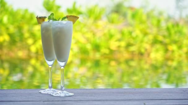 Riprese Ravvicinate Bicchieri Cocktail Sul Tavolo Legno — Video Stock