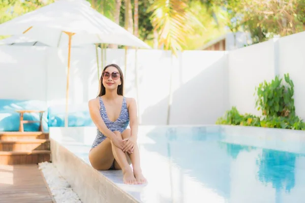 Retrato Bonito Jovem Asiático Mulher Feliz Sorriso Relaxar Redor Piscina — Fotografia de Stock