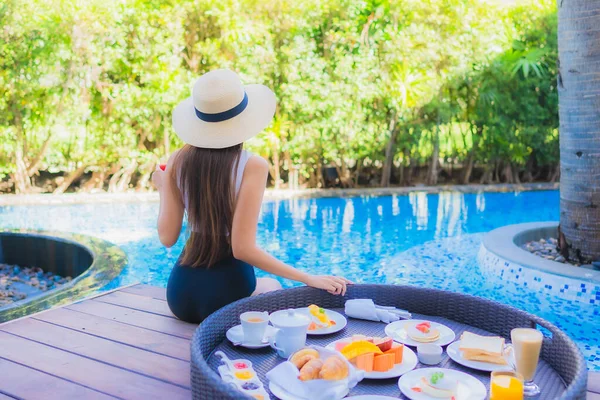 Portrait Belle Jeune Femme Asiatique Sourire Heureux Avec Petit Déjeuner — Photo