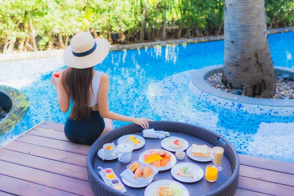 Portrait Belle Jeune Femme Asiatique Sourire Heureux Avec Petit Déjeuner — Photo