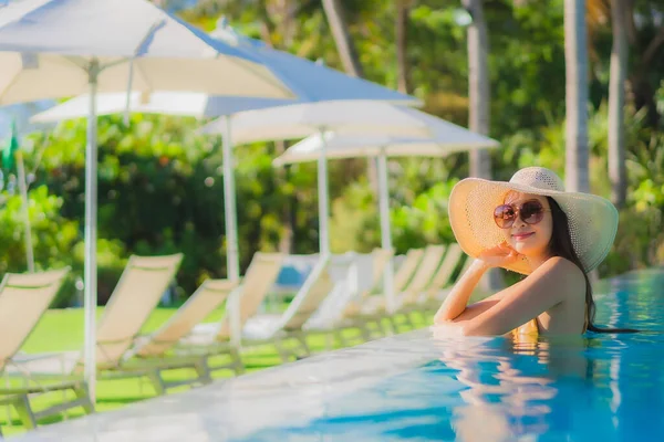 Retrato Bonito Jovem Asiático Mulher Feliz Sorriso Relaxar Redor Piscina — Fotografia de Stock