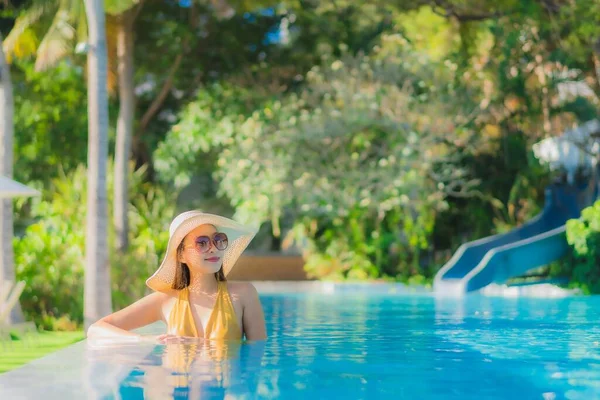 Retrato Hermosa Joven Mujer Asiática Feliz Sonrisa Relajarse Alrededor Piscina — Foto de Stock