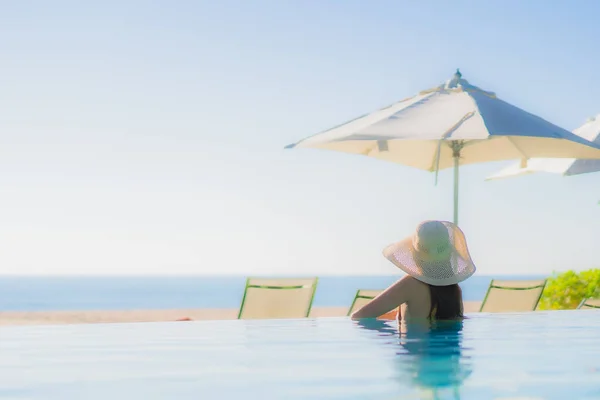 Retrato Hermosa Joven Mujer Asiática Feliz Sonrisa Relajarse Alrededor Piscina — Foto de Stock