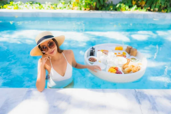 Ritratto Bella Giovane Donna Asiatica Sorriso Felice Con Colazione Galleggiante — Foto Stock