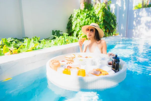 Retrato Hermosa Joven Asiática Mujer Feliz Sonrisa Con Flotante Desayuno — Foto de Stock