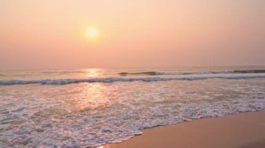 Güzel dalgalı denizin sakin görüntüleri.