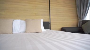 Oteldeki lüks mobilyalı yatak odasının görüntüleri.