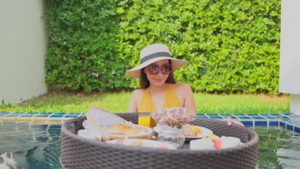 Imagens Bela Mulher Asiática Relaxante Piscina Hotel — Vídeo de Stock