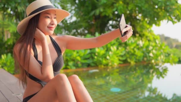 Imagens Bela Mulher Asiática Relaxante Piscina Hotel — Vídeo de Stock