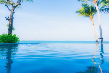 Tatilde tatil için otel tesisinde yüzme havuzunun güzel manzarası.