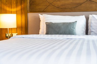 Yatak odasının iç tarafındaki yastıkta lamba var.