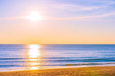 Günbatımında ya da gün doğumunda seyahat için güzel tropikal doğa deniz okyanusu