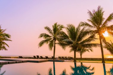 Güzel doğa, açık havuz çevresindeki palmiye ağaçları oteldeki tatil beldesinde, neredeyse deniz kıyısında.