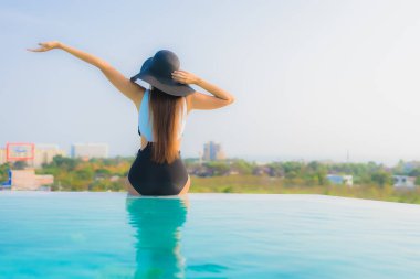 Güzel bir Asyalı kadın portresi. Mutlu bir gülümseme. Otelde yüzme havuzunda rahatla.