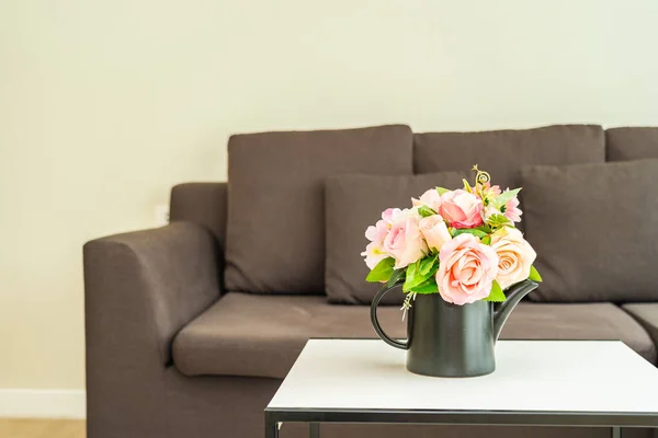 Vaso Flor Mesa Com Travesseiro Sofá Decoração Interior Sala Estar — Fotografia de Stock