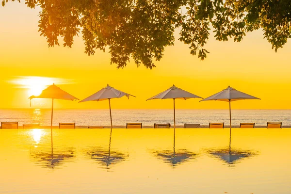 Beautiful Tropical Outdoor Beach Sea Ocean Umbrella Chiar Outdoor Swimming — Stock Photo, Image